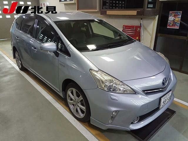 6011 Toyota Prius alpha ZVW41W 2011 г. (JU Hokkaido)